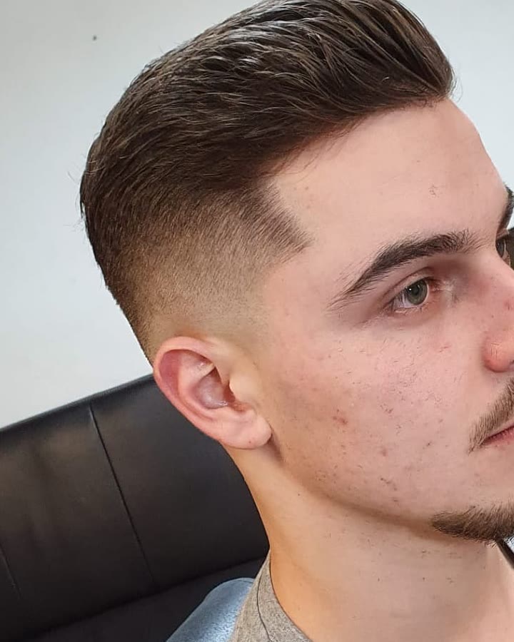 Corte clássico com volume e degradê, de perfil