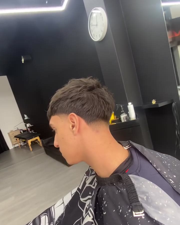 Franja texturizada com taper, debaixo das luzes hexagonais