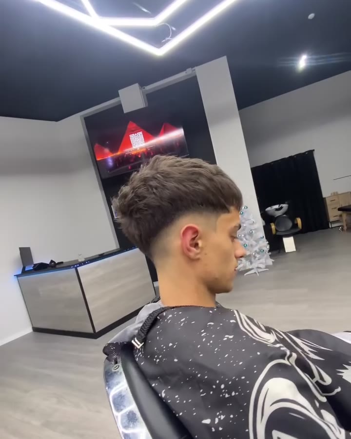 Corte texturizado com taper, visto de lado